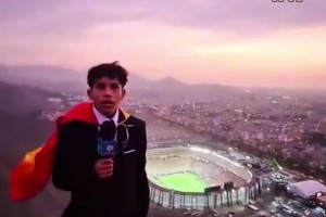 你怎能不爱足球！15岁秘鲁小球迷圆梦解说席